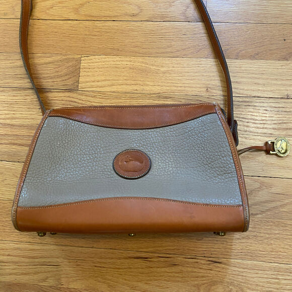 Vtg. Dooney & Bourke Pebble Leather Crossbody Bag Purse Taupe Brown Footed READ
